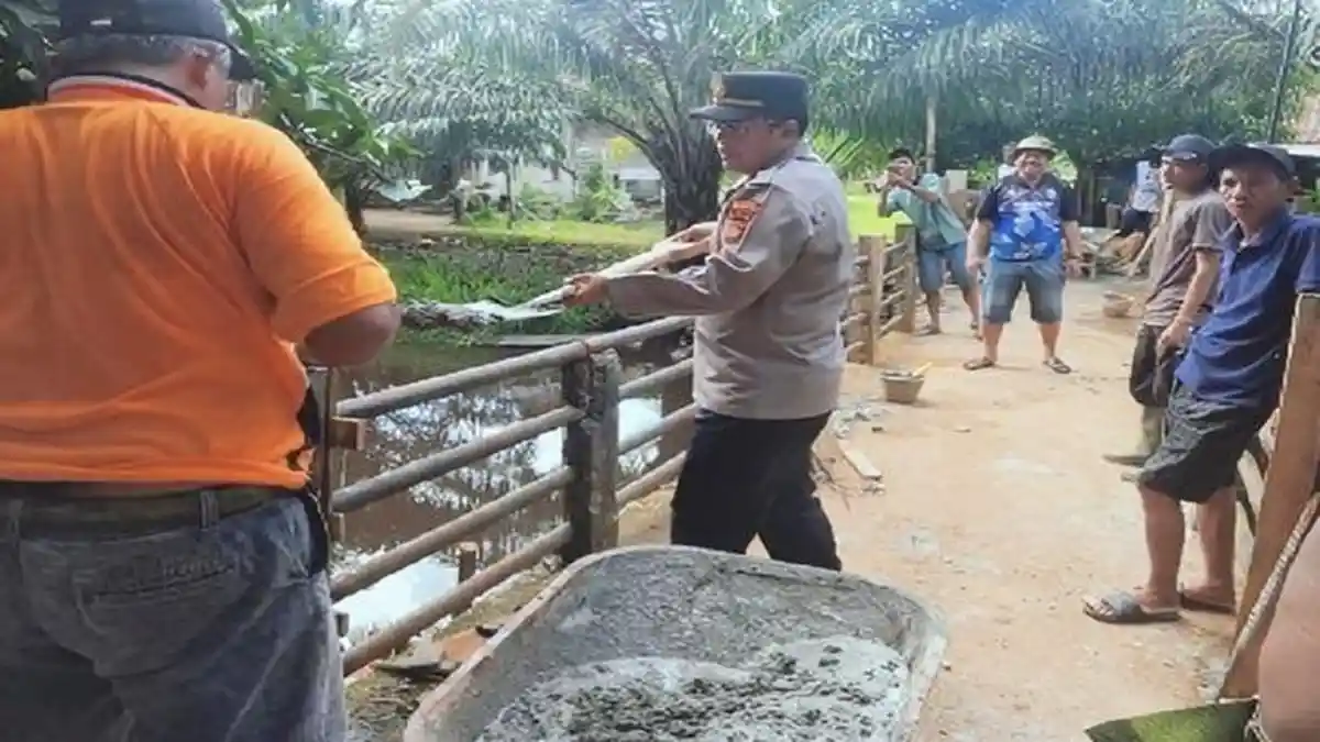 Sempat Keropos dan Bikin Waswas, Polisi dan Warga Kebut Perbaikan Jembatan Merah Putih di OKI