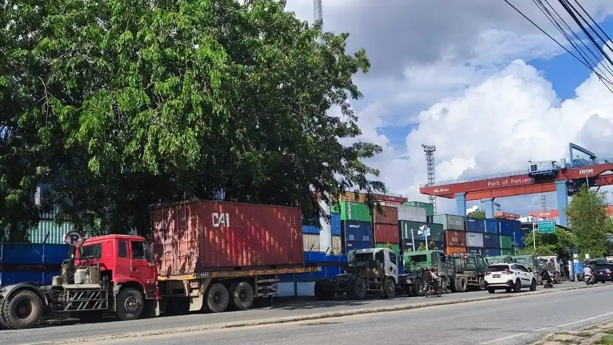 Salam Tribun: Dilema Truk Parkir di Bahu Jalan 