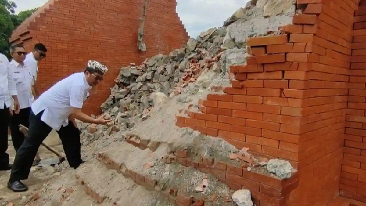 Gempa Sumedang Buka Bobroknya Kontraktor di Cirebon, Gapura Baru Diresmikan Langsung Rubuh