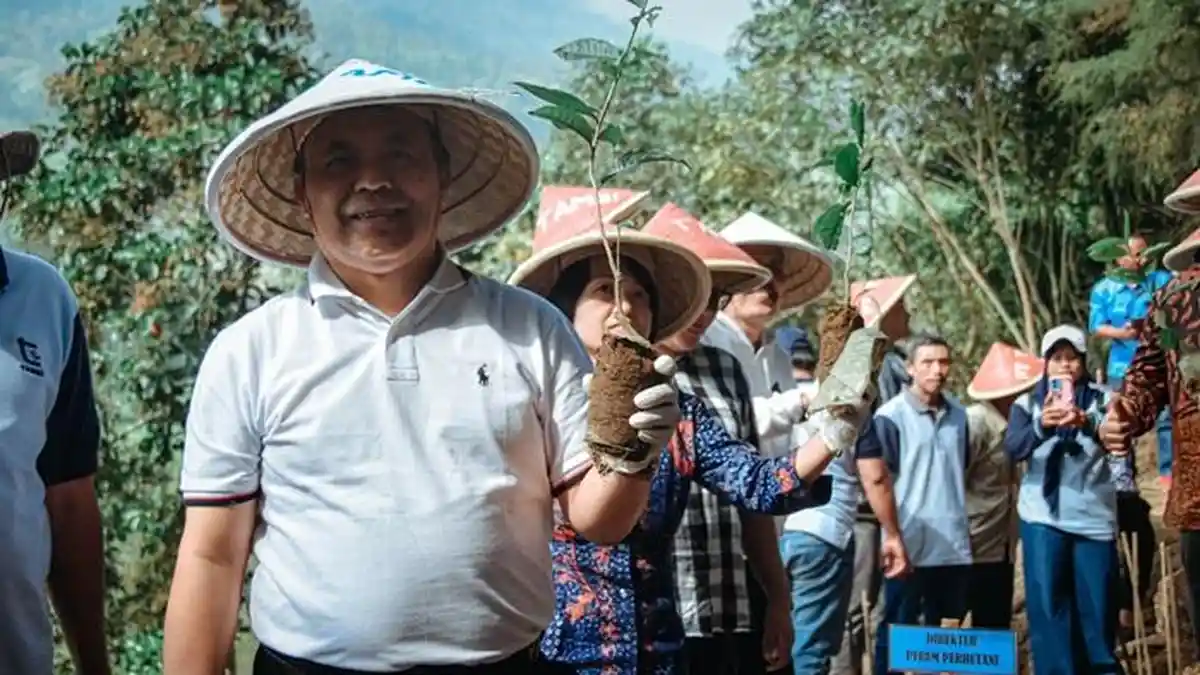 Aksi Tanam Pohon Teh dan Saman Jadi Momentum Peringati Hari Lingkungan Hidup Sedunia di Wonosobo 