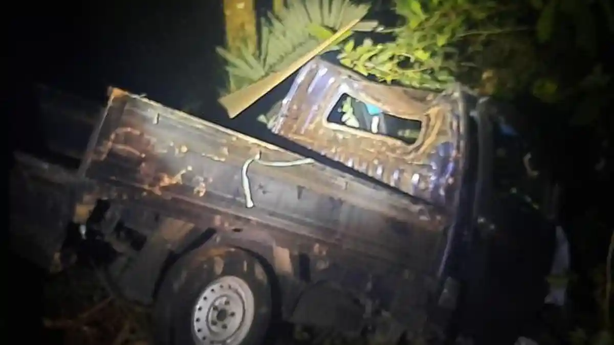 Mobil Pikap Pengangkut Batu Bata Asal Gowa Terjun ke Jurang di Desa Baru Sinjai