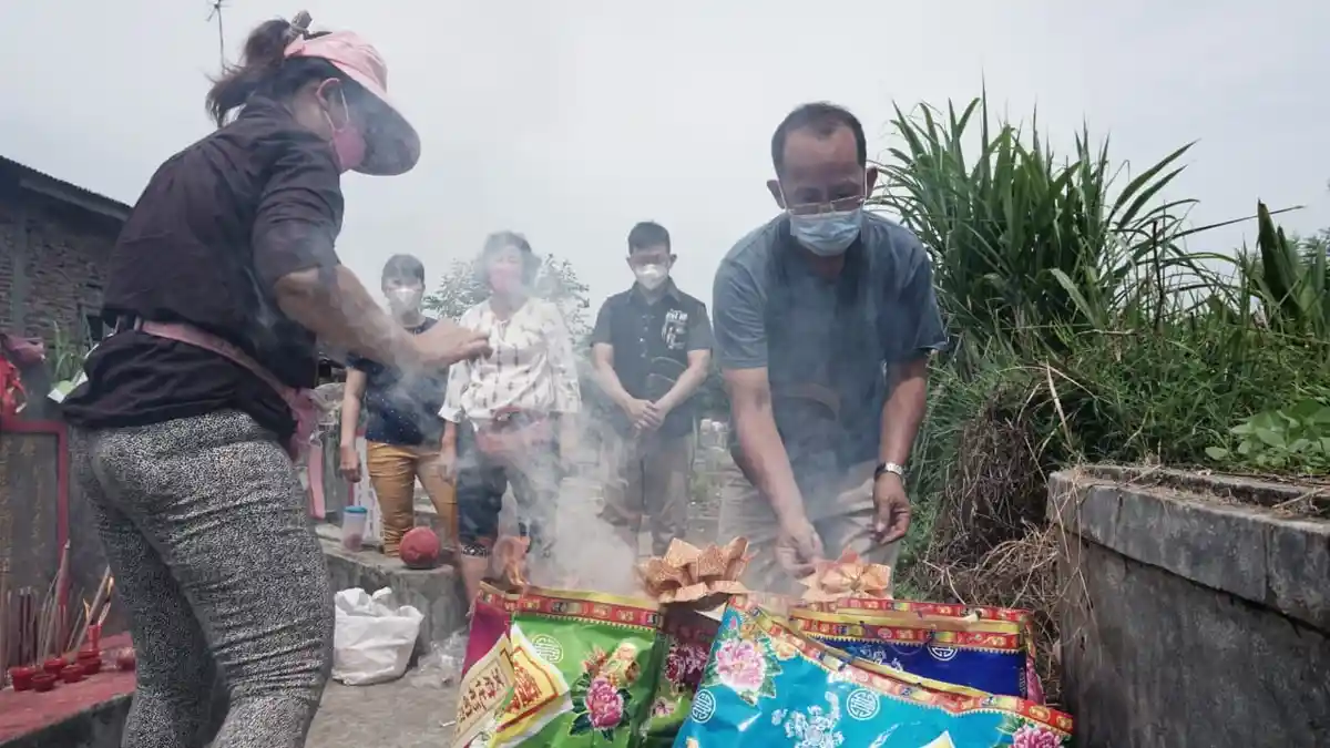 Kisah Di Balik Kertas Replika Dibakar Saat Upacara Cheng Beng
