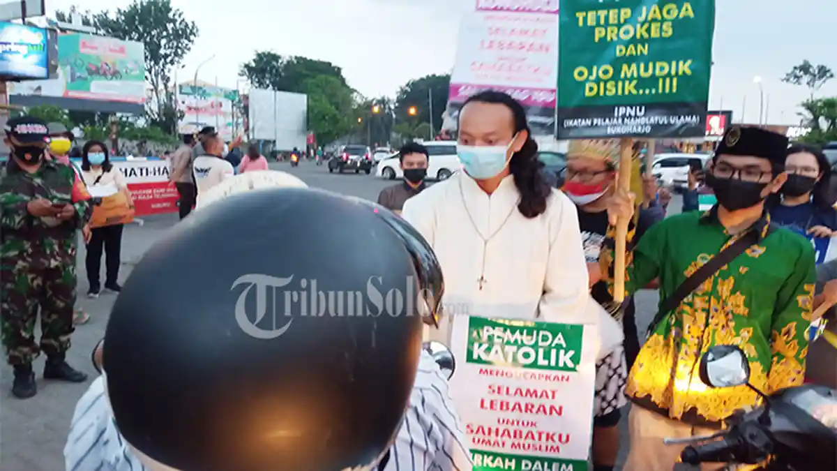 Pesan Pemuda Lintas Agama Gelar Aksi Simpatik di Solo Baru, Bawa Poster 'Jangan Mudik Dulu'