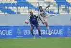 Pemain-Arema-FC-Dalberto-saat-berduel-dengan-pemain-Persik-Kediri.jpg
