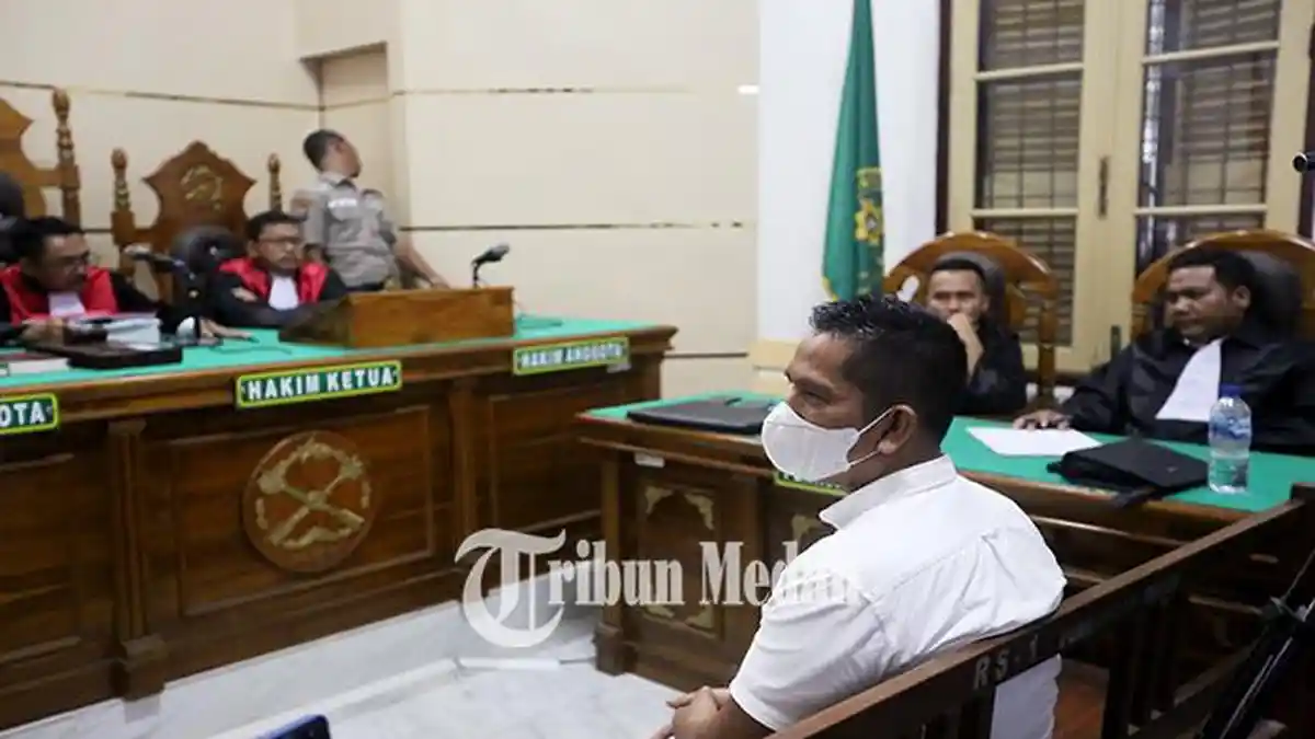 Berita Foto: Ini Tuntutan Jaksa, Achiruddin Hasibuan Dituntut 21 Bulan Penjara dan Bayar Restitusi - 18092023_MENDENGARKAN-TUNTUTAN_ABDAN-SYAKURO-1.jpg