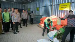 Kapolda-Jabar-Irjen-Rudi-Setiawan-berkunjung-ke-Kampung-Cikahuripan-DesaKecamatan-Leles-Garut.jpg