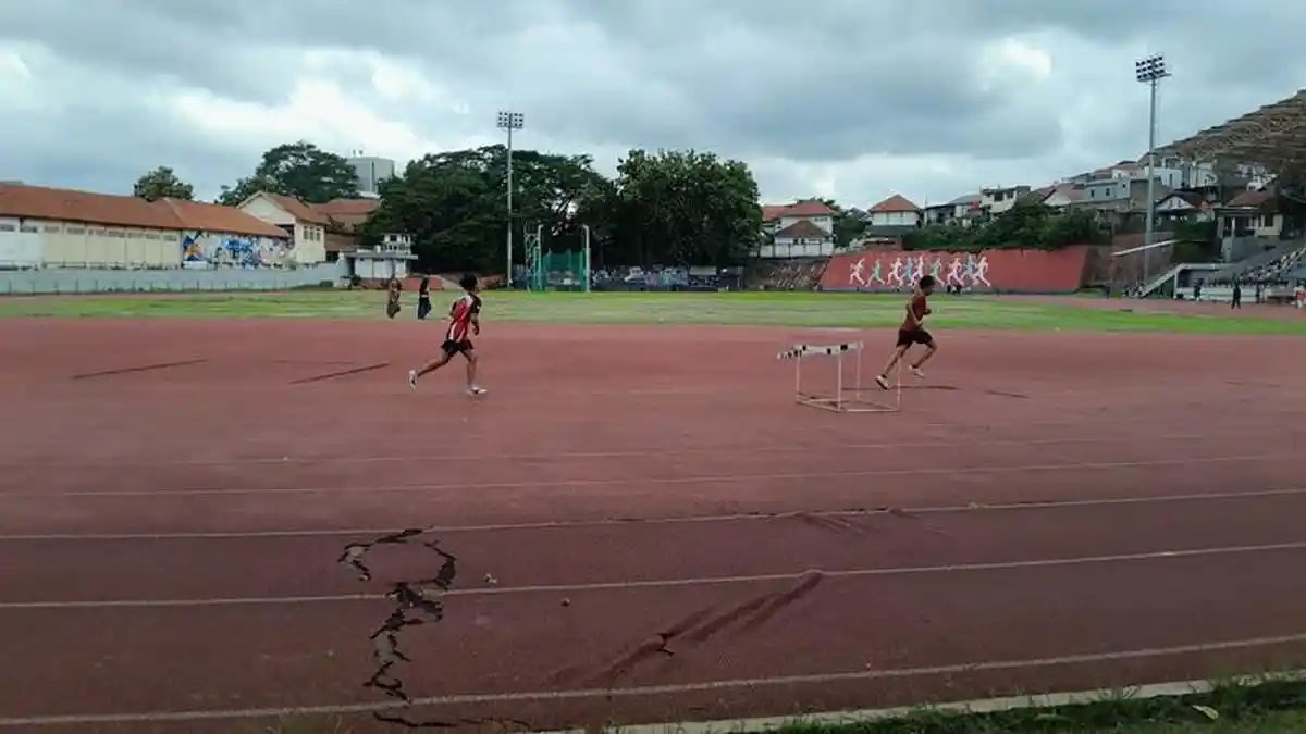 Jogging Track di Gor Tri Lomba Juang Semarang Mulai Mengelupas