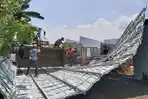 Alat-berat-mengevakuasi-atap-rumah-yang-terbang-di-diterjang-angin-puting-beliung.jpg