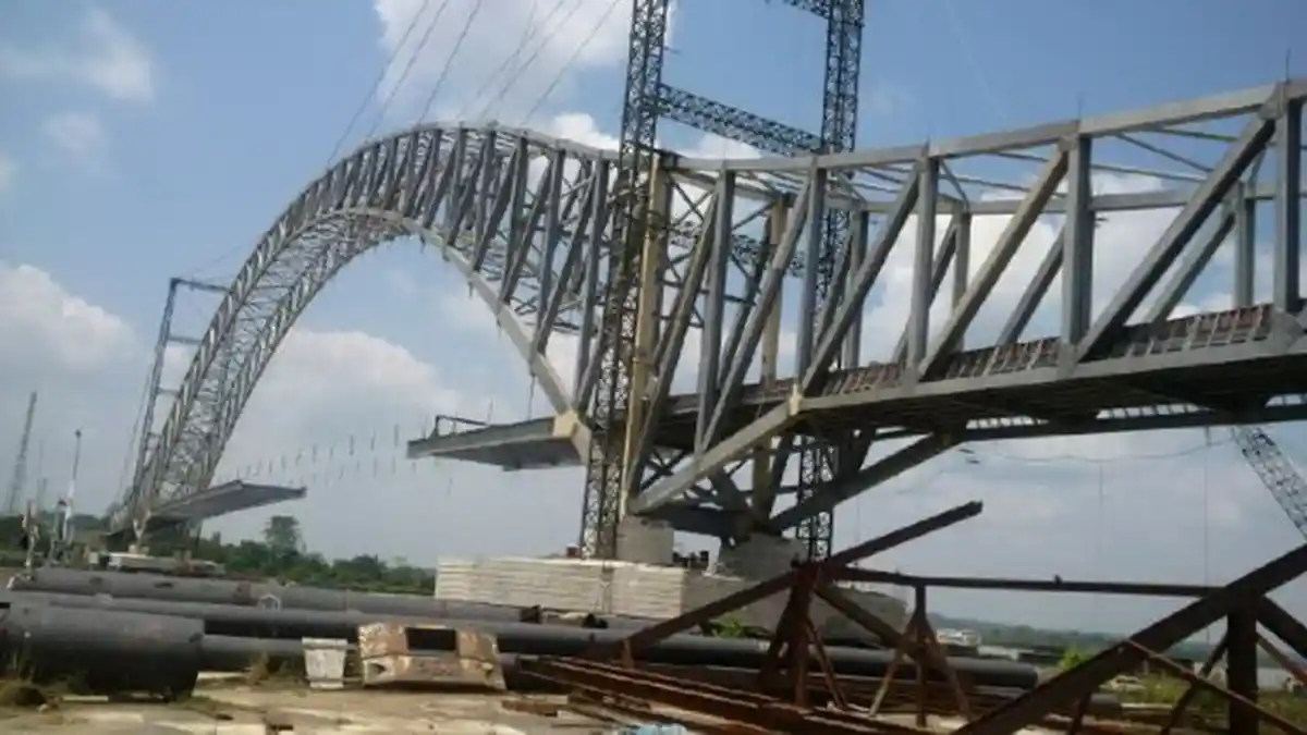 Pemasangan Balok Lantai Jembatan Kurang 13 Segmen