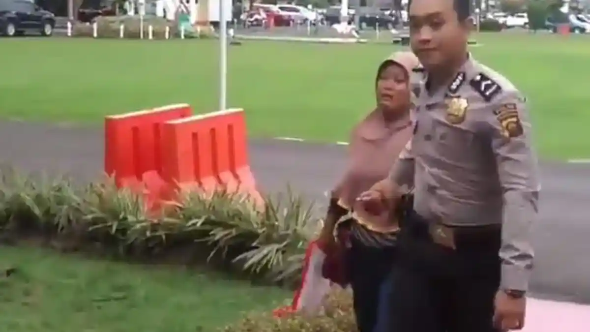 BREAKING NEWS: Sambil Menangis Wanita Ini Terobos Penjagaan Markas Polda Sumsel