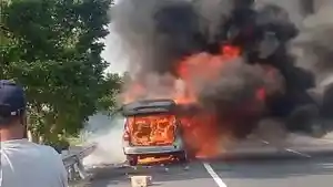 Minibus-terbakar-di-KM-496-Tol-Solo-Ngawi-Selasa-2372024.jpg