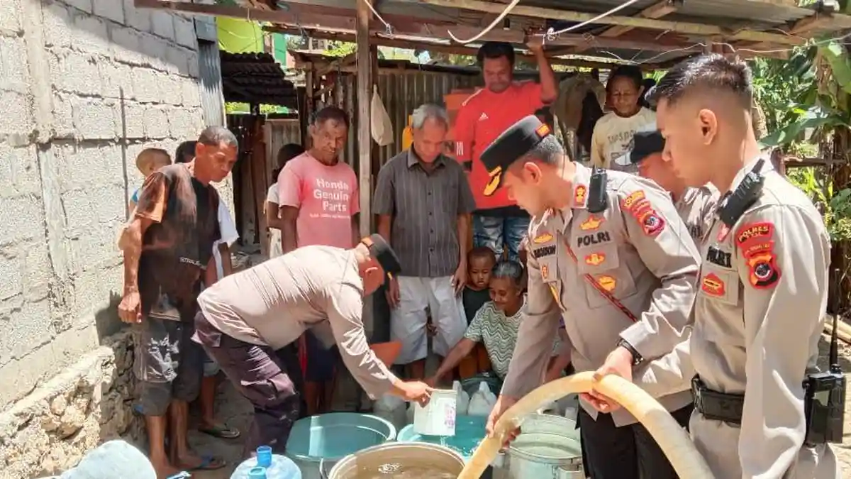 Peduli Persoalan Warga, Kapolres Timor Tengah Utara Beserta Jajaran Distribusi Air Bersih