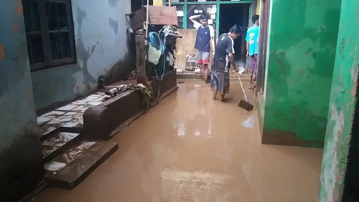 Pengungsi Banjir Rawajati Mulai Terserang Batuk dan Gatal-gatal