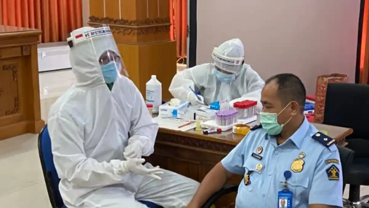 Antisipasi Penyebaran Covid-19, Pegawai Imigrasi Denpasar di Rapid Test
