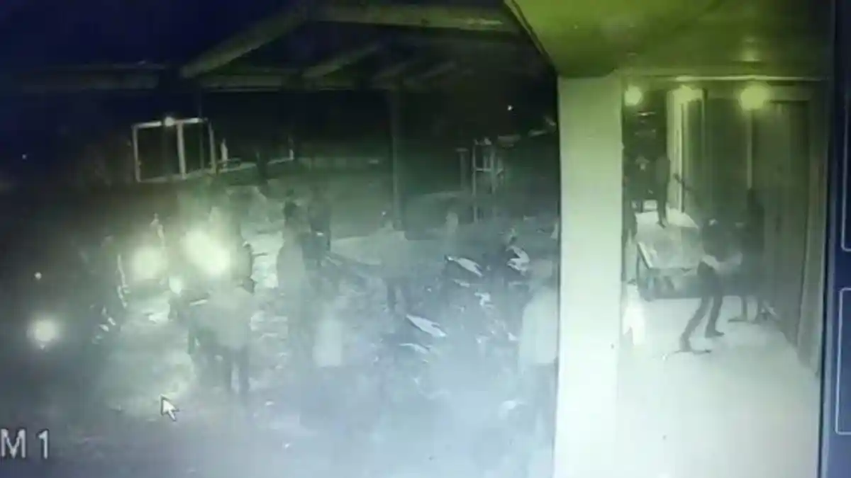 Terekam CCTV Peristiwa Berdarah di Malam Tahun Baru, Gerombolan Pembacok Beraksi di Depan Ruko