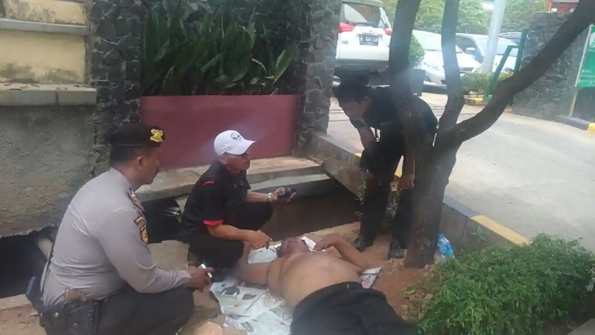Petugas P3S Selamatkan Pria Tergeletak Nyaris Bugil di Pinggir Jalan