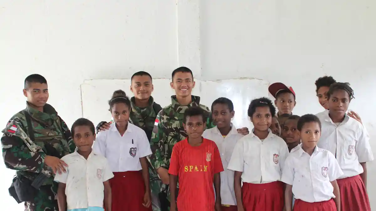 Prajurit Kostrad Berikan Seragam untuk Siswa Perbatasan