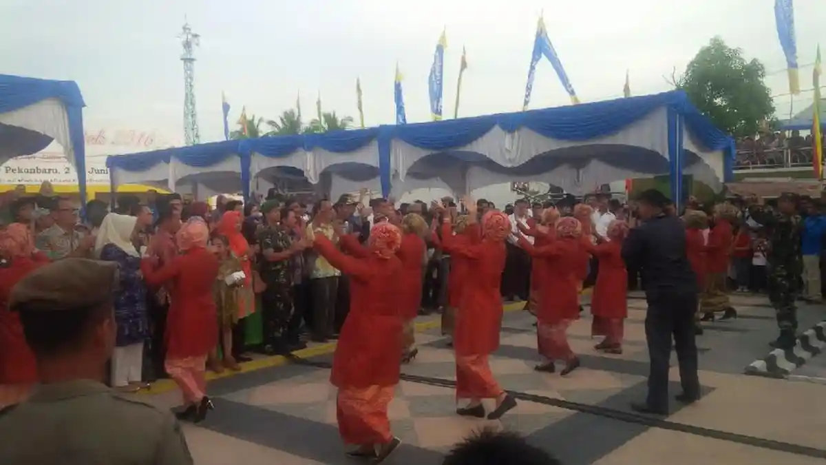 Walikota Pekanbaru Ikut Berjoget Melayu