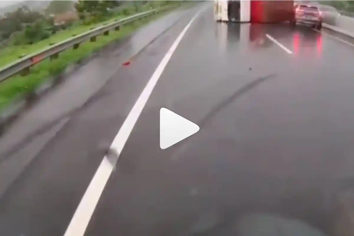 Video Detik-detik Kecelakaan Maut yang Menewaskan Chacha Sherly, Kecelakaan Beruntun Terbentur Truk