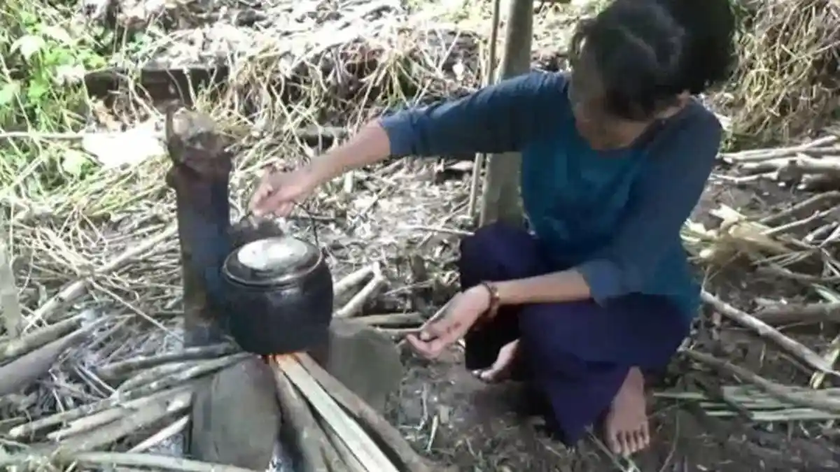 Isolasi Diri di Hutan Karena Ditolak Warga, Satu Keluarga Hidup di Gubuk Seadanya