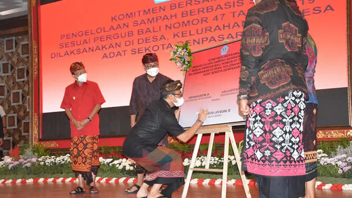 Sosialisasikan Pengelolaan Sampah Berbasis Sumber, Gubernur Koster Ingatkan Pemkot Denpasar Soal Ini