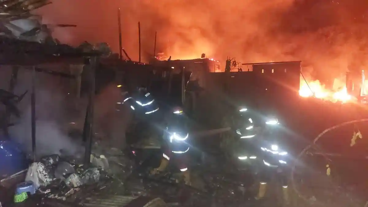 Kebakaran Hebat Landa Parak Laweh Padang: 10 Rumah Hangus , 7 Armada Damkar Dikerahkan Padamkan Api