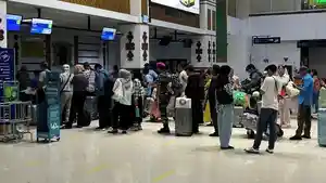 Susana-calon-penumpang-yang-hendak-berangkat-dari-bandara-SIM-Aceh-Besar.jpg
