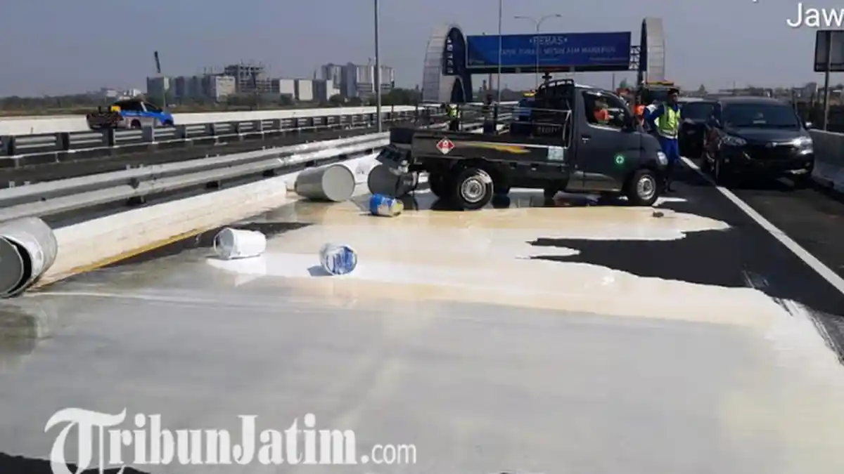 Mobil Pick Up Tabrak Pagar Pembatas Tol Waru Juanda, Cat Tumpah di Jalan