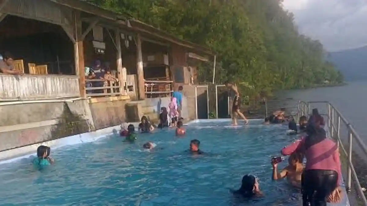 Danau Ranau Masih Ramai Dikunjungi Warga, Ada Kolam Renangnya