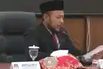 Ketua-KPU-Jombang-Ahmad-Udi-Masjkur-saat-Memimpin-Rapat-Pleno.jpg