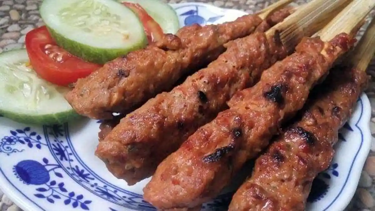 Sate Pusut vs Sate Lilit: Apa Bedanya dan Mana yang Lebih Enak?