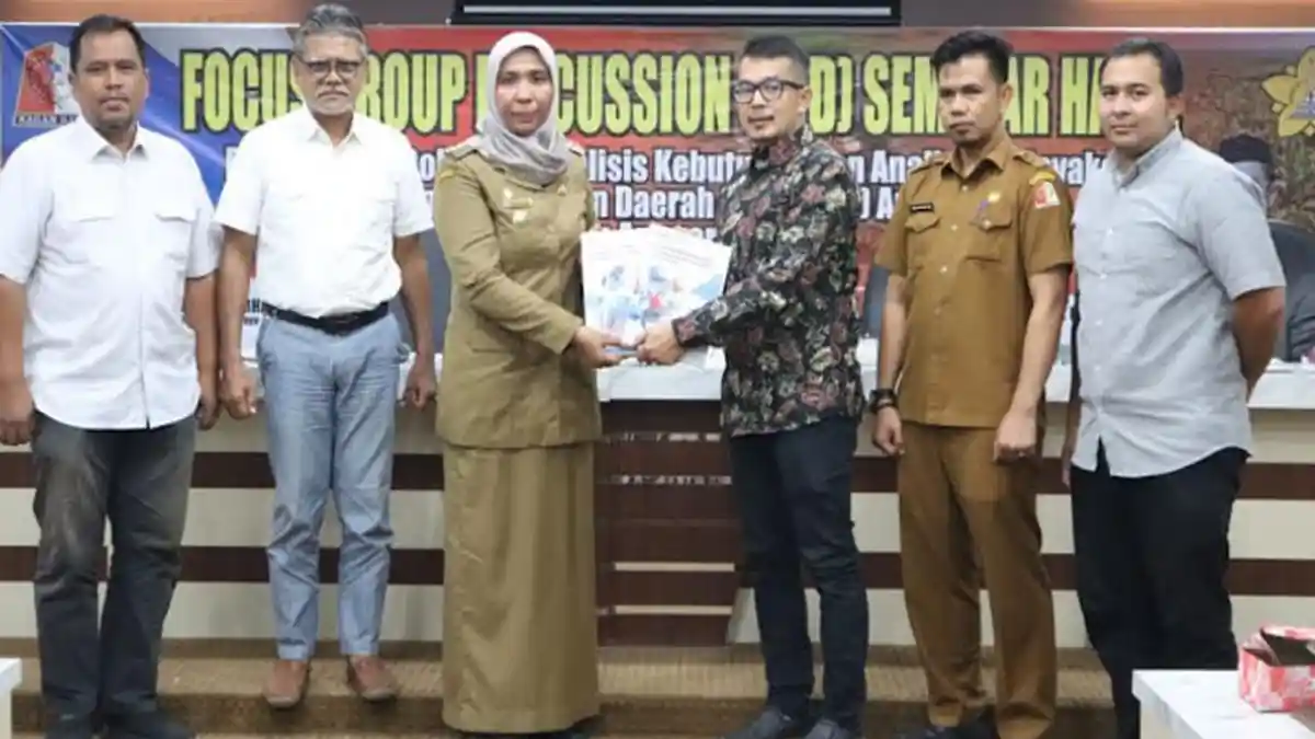 Pj Bupati Nagan Raya Terima Dokumen Analisis Kelayakan Pendirian Perumda Aneka Usaha dari USK