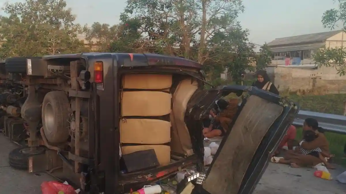 Isuzu Elf Terguling di Tol Jombang-Mojokerto, 20 Penumpang Terluka
