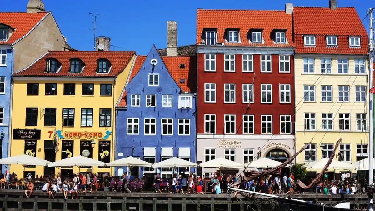 Denmark Cabut Semua Aturan Pembatasan, Anggap Covid-19 Bukan Lagi Penyakit Kritis Secara Sosial