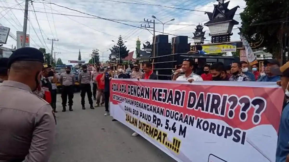 UNJUK RASA di Depan Kantor Kejari Dairi terkait Dugaan Korupsi Bantuan Operasinal PAUD Rp 5,4 Miliar