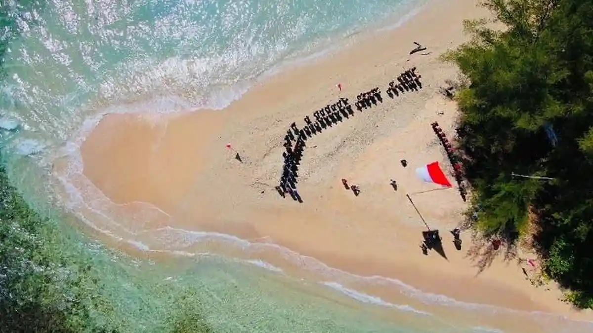 Sambut HUT Ke-80 RI, Bendera Merah Putih Berkibar di Pulau Gosong Abdya