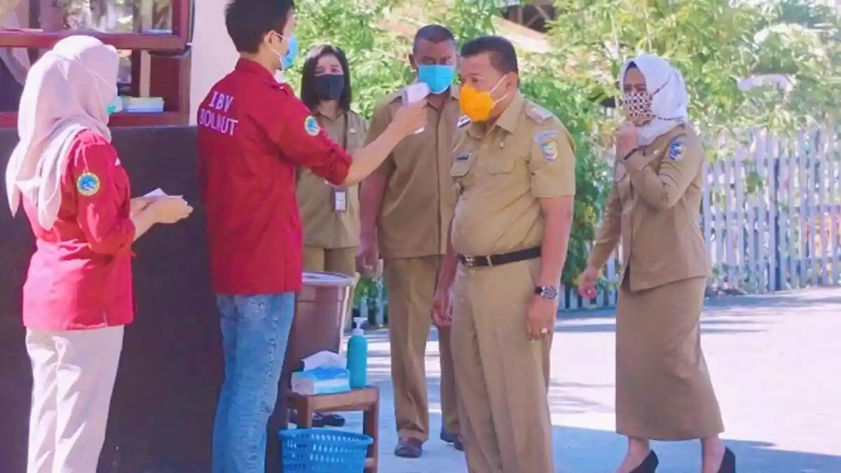 Hari Ini Pemberlakuan Tarif Retribusi, Bupati Depri Pun Bayar Karcis Masuk