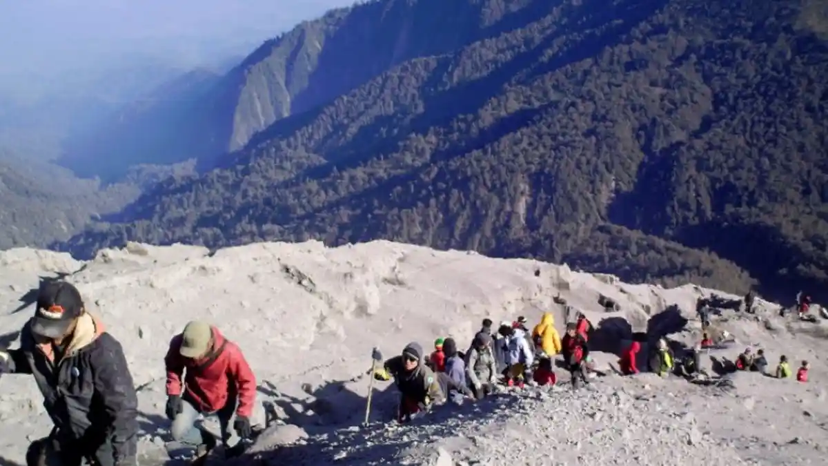 Surga di Atas Awan, Gunung Semeru Punya Jalur Pendakian Maut hingga Telan Korban Jiwa