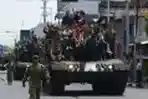 Tank Leopard Diarak Peringati HUT Ke-69 TNI