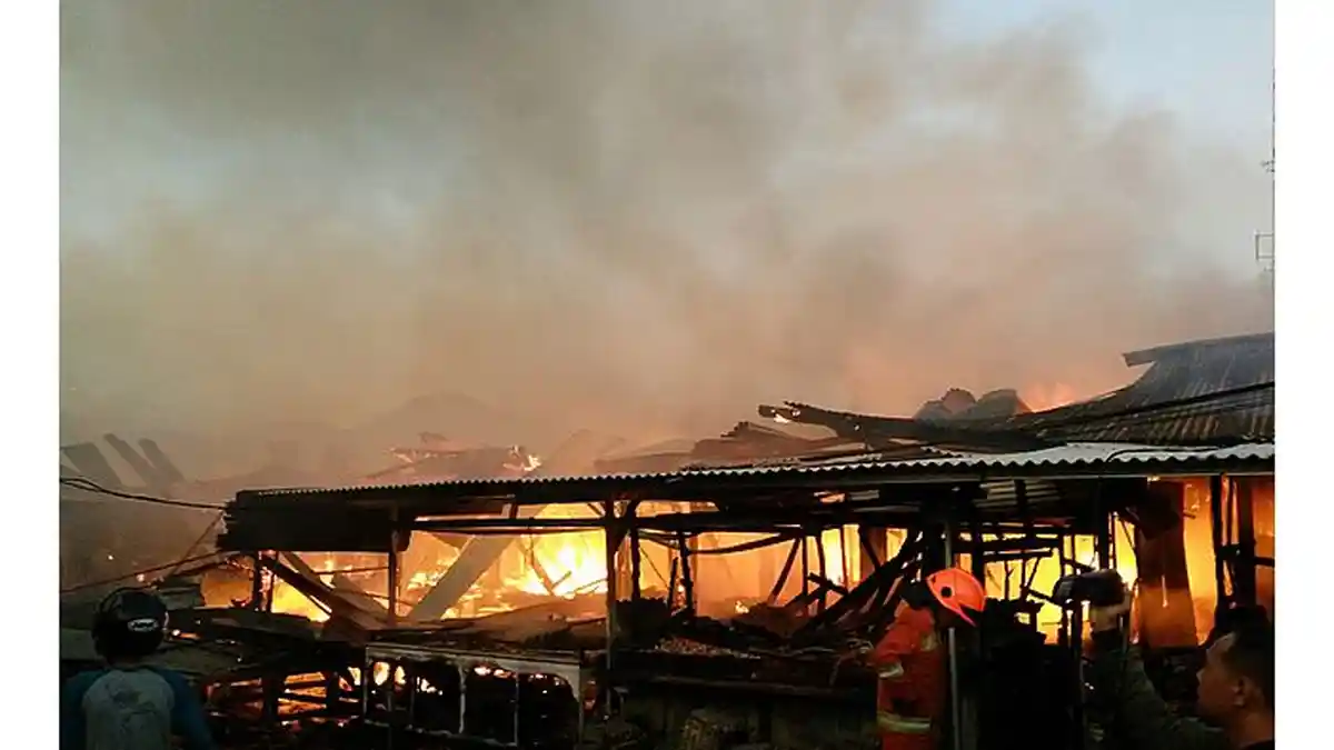 Jumlah Kios yang Terbakar di Pasar Gedebage Mencapai Ratusan Unit, Petugas Masih Terus Padamkan Api