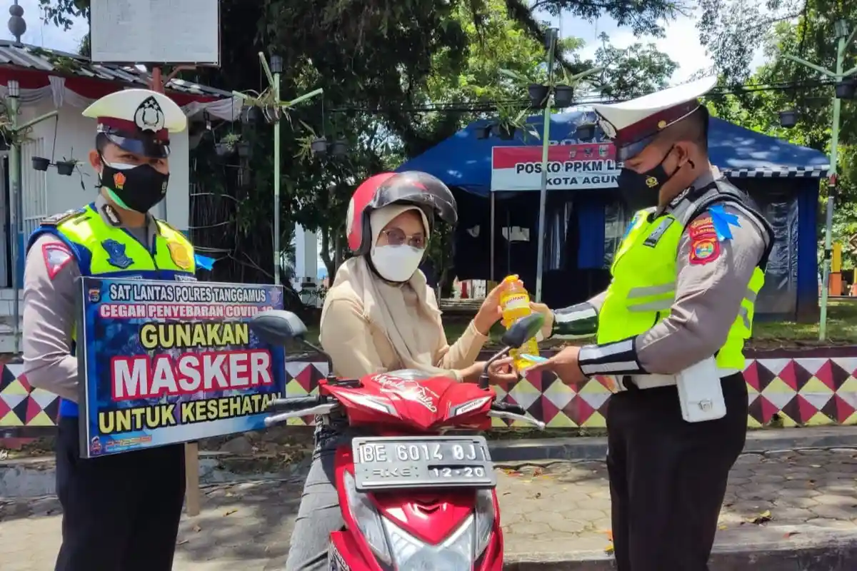 Hadiah Minyak Goreng untuk Pengguna Jalan Tertib Lalu Lintas di Tanggamus
