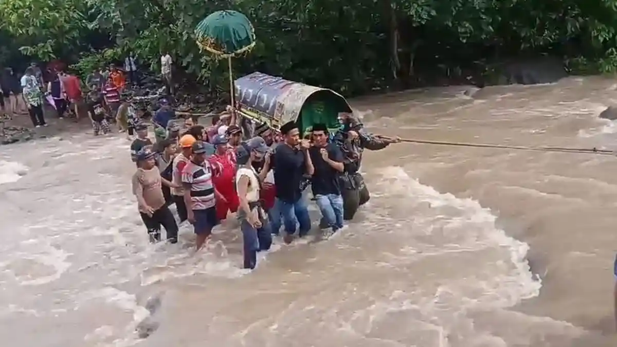 Fakta di Balik Viral Warga Gotong Keranda Jenazah Seberangi Sungai Berarus Deras di Lampung