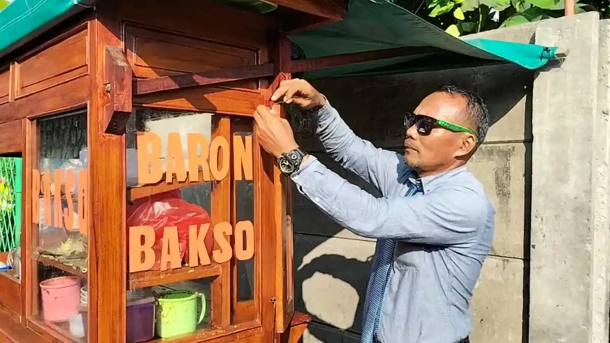 Tukang Bakso Nyentrik Bergaya Perlente, Pikat Ibu-ibu Pembeli hingga Hasilkan Omzet Jutaan Rupiah