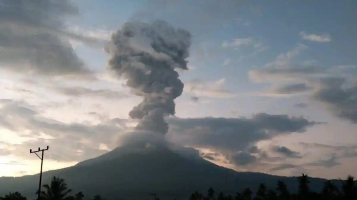 Gunung Lewotobi Laki-laki Erupsi, Picu Ledakan Keras hingga Semburkan Abu Vulkanik Setinggi 3,5 Km