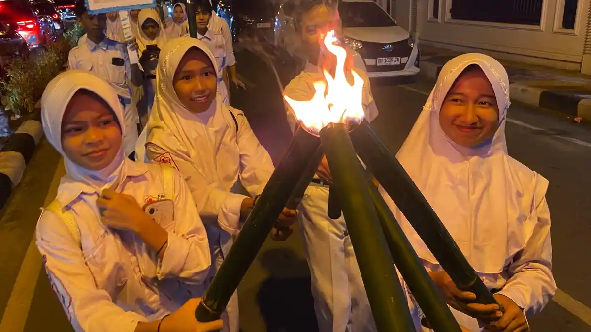 Pawai Obor dan Kendaraan Warnai HUT ke-298 Kota Gorontalo, Jalan Nani Wartabone Dipadati Warga