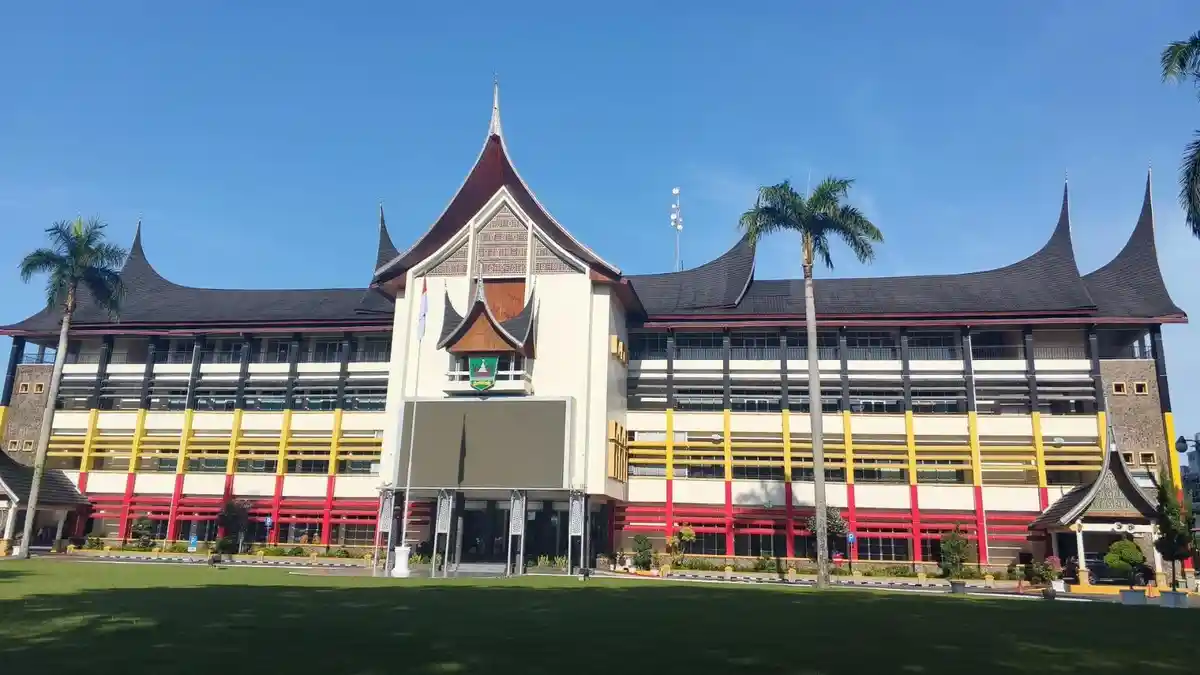 Prakiraan Cuaca Padang Kamis 30 April 2025: Siang hingga Malam Berpotensi Hujan Ringan
