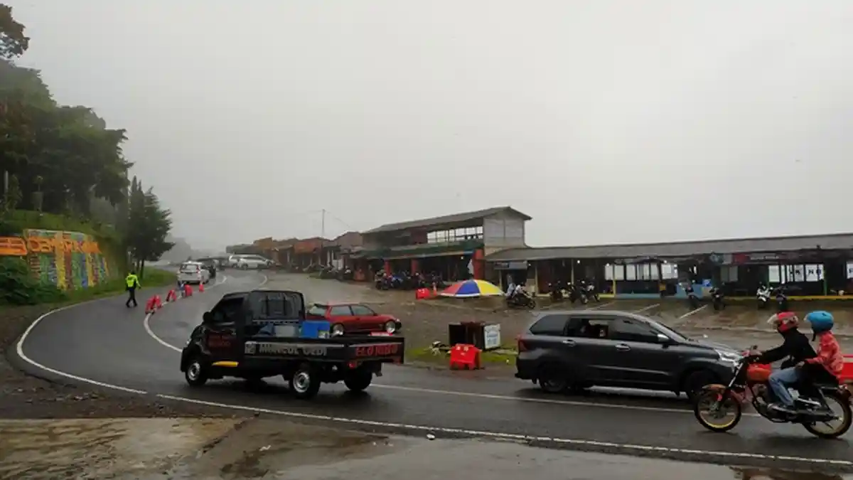 Meski Objek Wisata Tutup, Kawasan Tawangmangu Karanganyar Masih Dibanjiri Pelancong