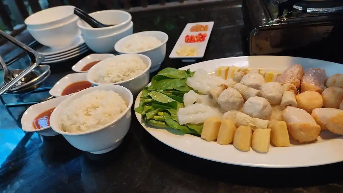 Referensi Tempat Makan di Raja Ampat: Kunjungi Oishi Suki BBQ, Warung Cahaya Bone dan Maros Indah