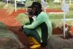 Para Penggali Kubur di Pemakaman Covid-19 TPU Pondok Ranggon