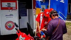 Potret-petugas-Pertashop-tengah-mengisi-BBM.jpg